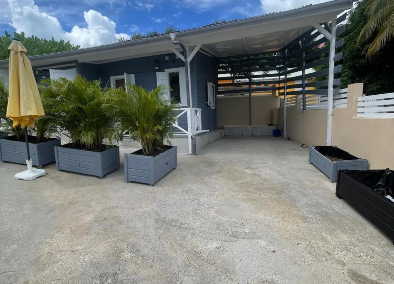 Petit F2 Entierement Renove Equipe En Energie Solaire Et Citerne D Eau Apartment  Petit-Bourg