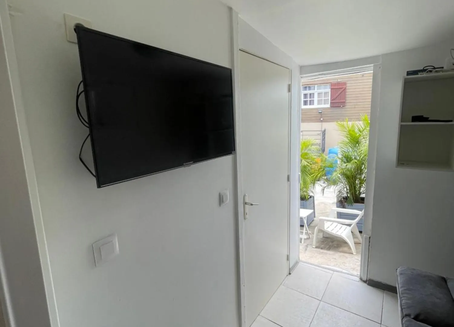 Petit F2 Entierement Renove Equipe En Energie Solaire Et Citerne D Eau Apartment