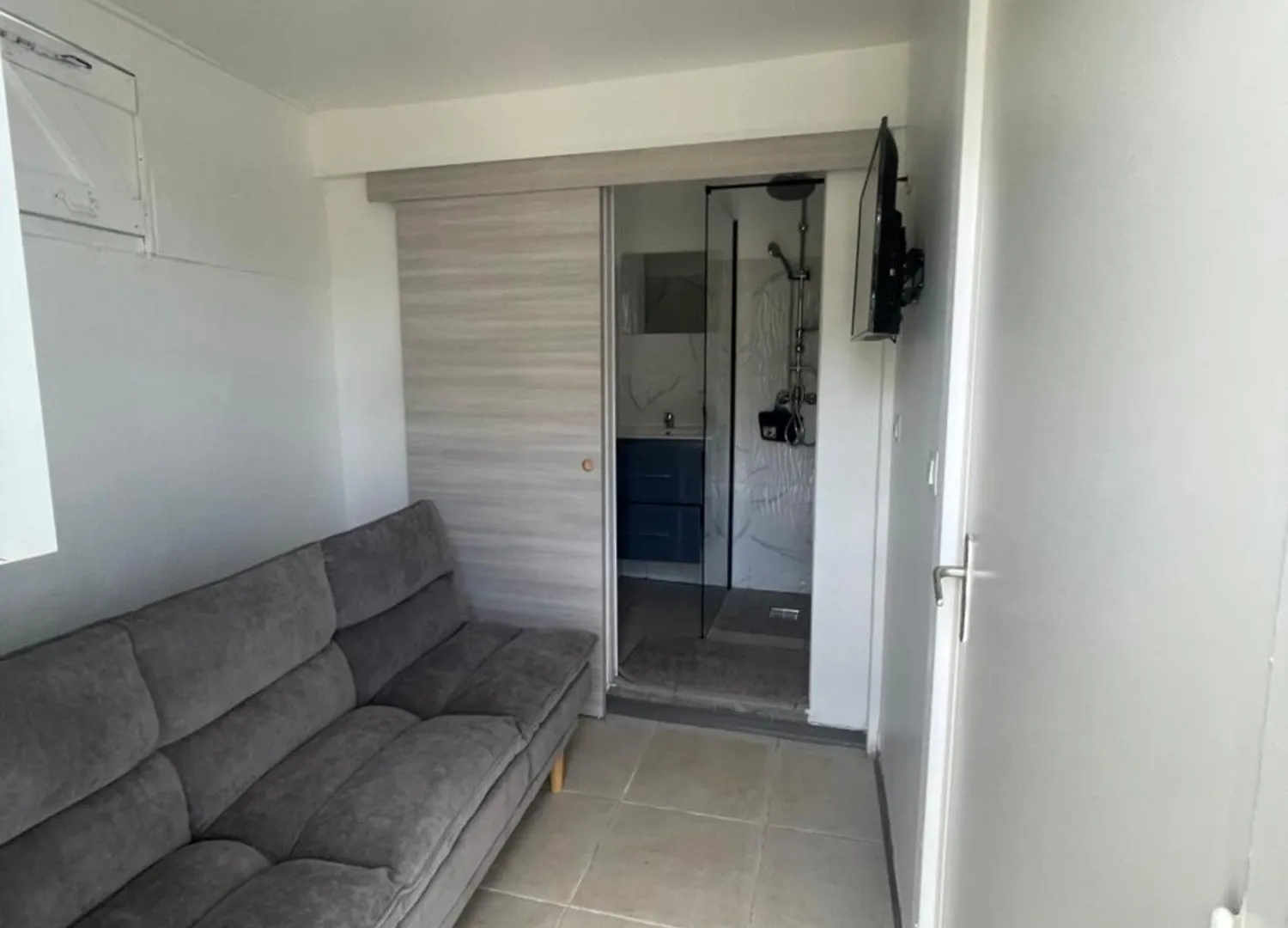 Petit F2 Entierement Renove Equipe En Energie Solaire Et Citerne D Eau Apartment  Petit-Bourg